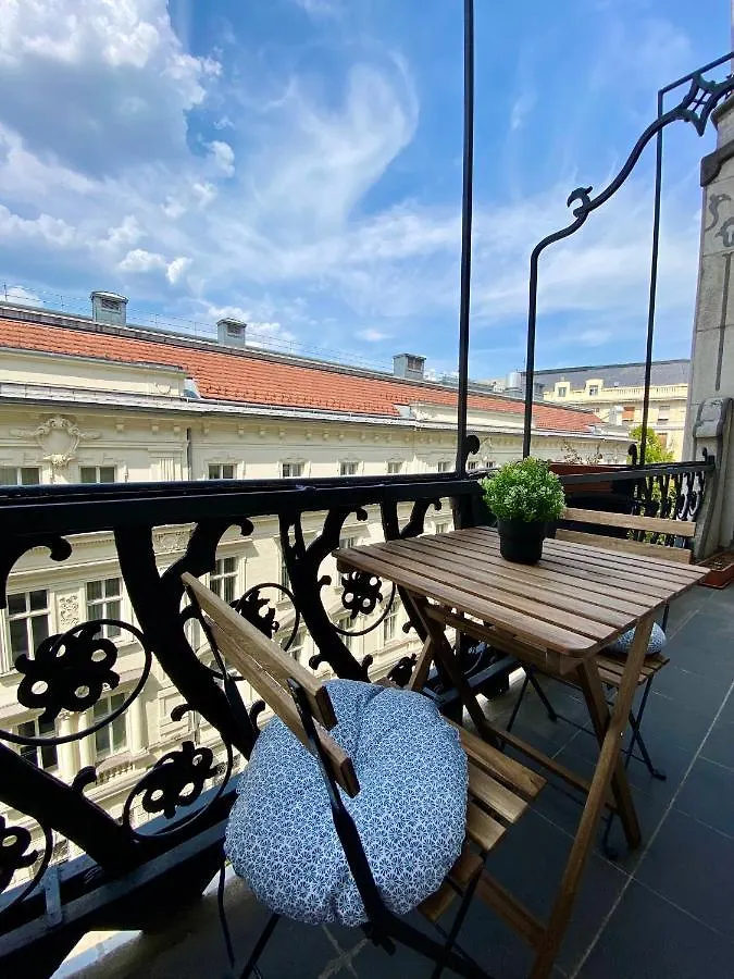 Deluxe Downtown Apartment With A Fabulous View Budapest